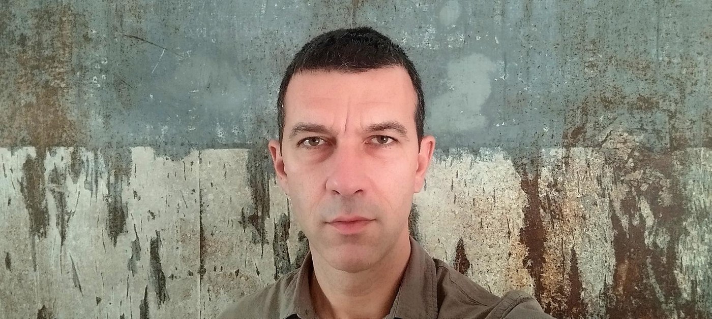 Ritratto di Matteo Mohorovicich su sfondo metallico ossidato