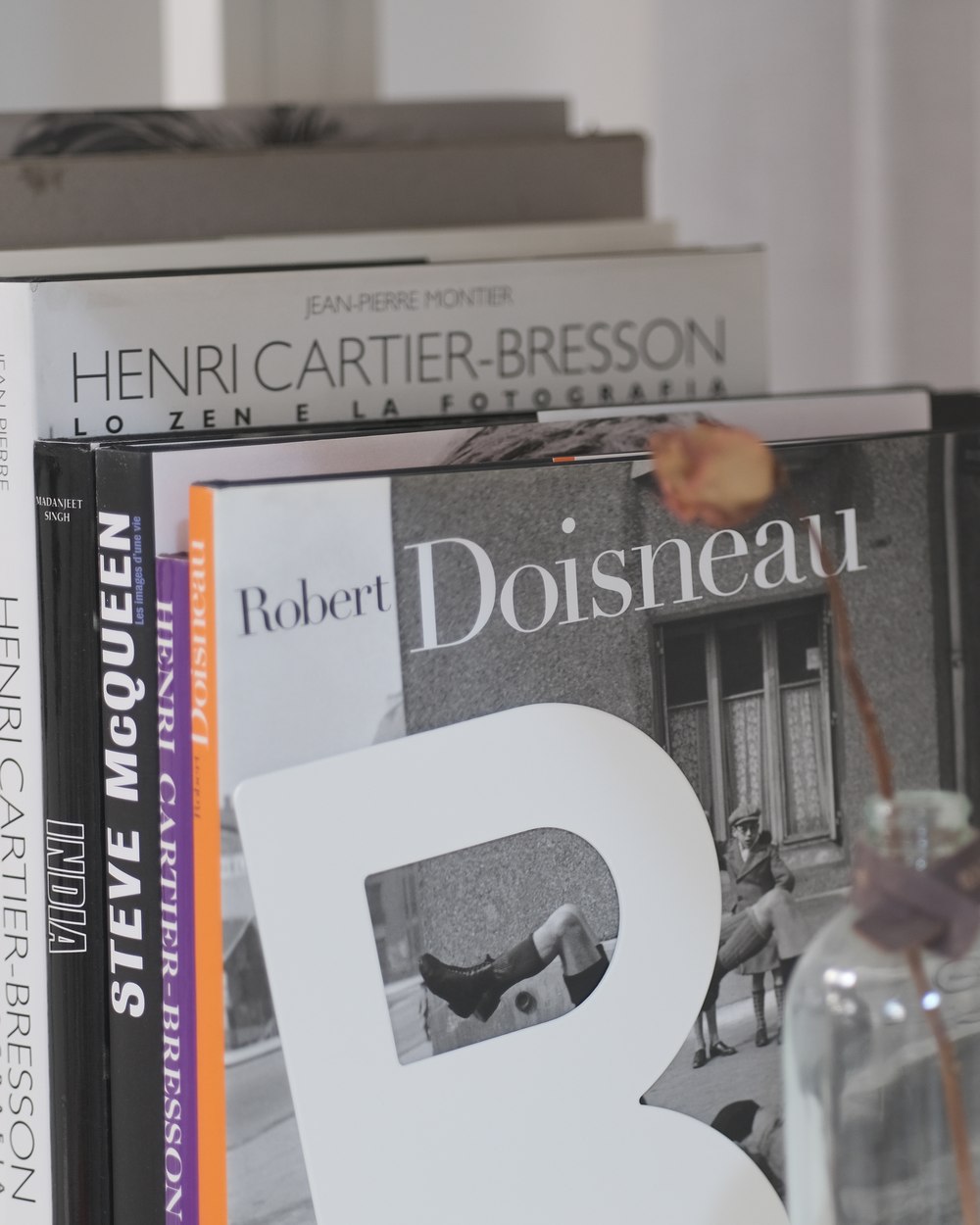Libri di fotografia in scaffale: Henri Cartier-Bresson e Robert Doisneau