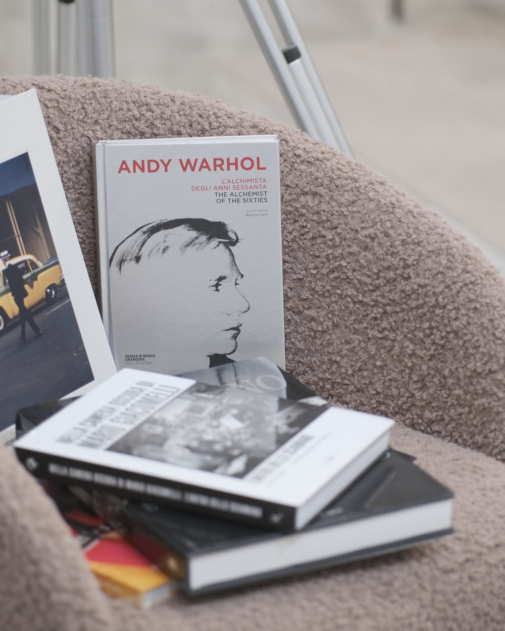 Libri fotografici su una poltrona: Saul Leiter e Andy Warhol