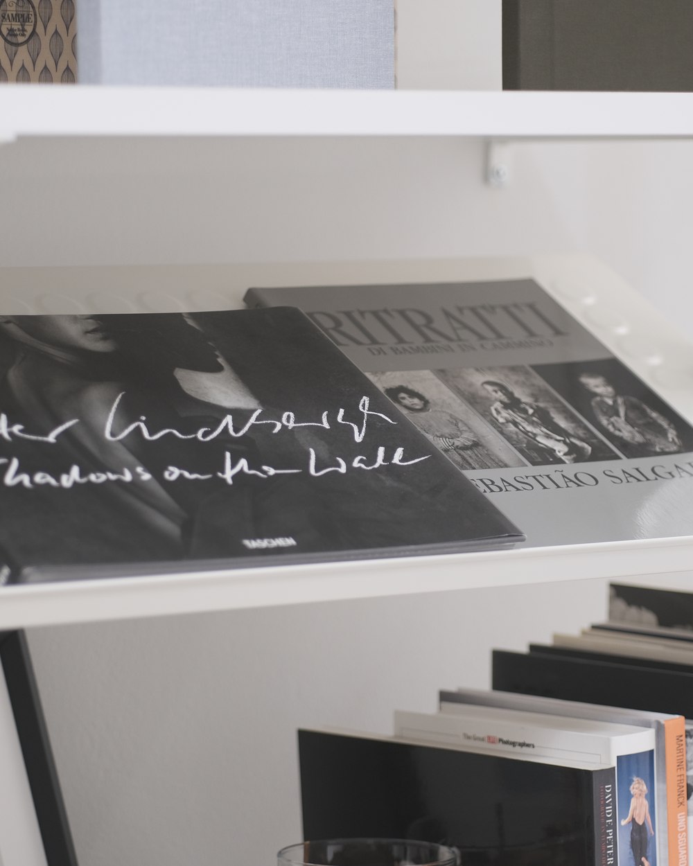 Libri fotografici in scaffale: Peter Lindbergh e Sebastião Salgado